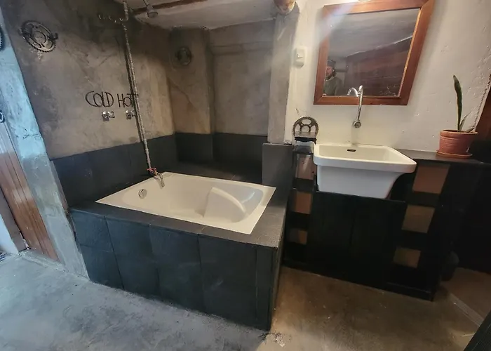 Wolf Totem Lux Backpacker Loft Villa