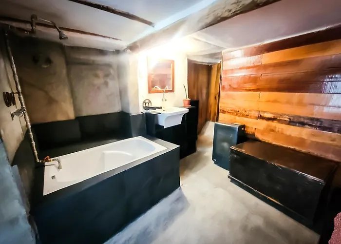 Wolf Totem Lux Backpacker Loft Villa *