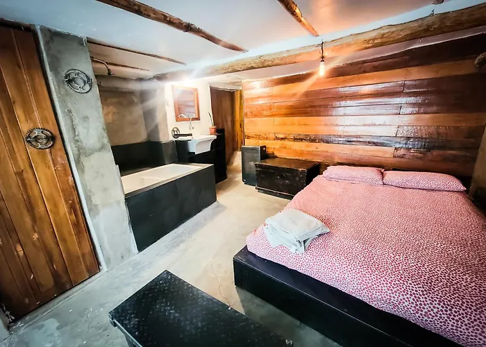 Wolf Totem Lux Backpacker Loft Villa *